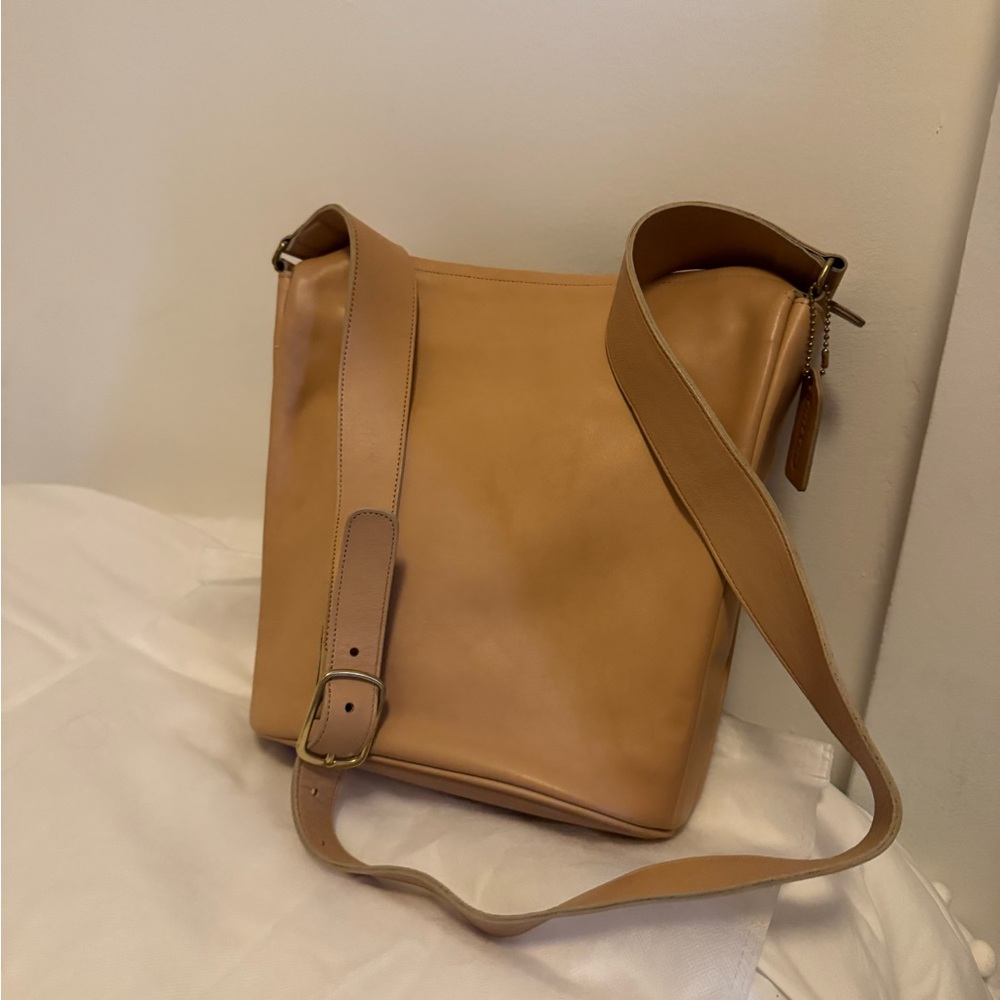 COACH - Vintage Elegant Tan Leather Crossbody Bucket Bag - Picture 2 of 10